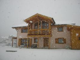La facciata della casa in inverno
